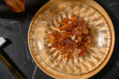 桌面上的盘子里的干爽的桃胶