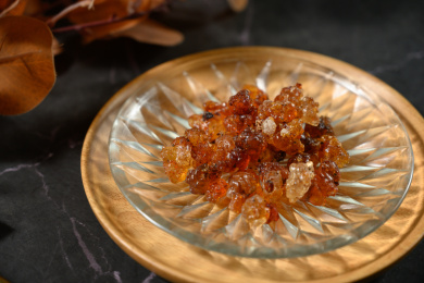 桌面上的盘子里的干爽的桃胶