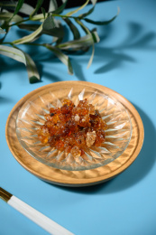 桌面上的盘子里的干爽的桃胶