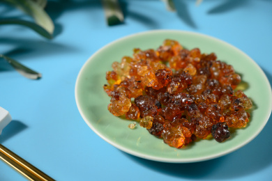 桌面上的盘子里的干爽的桃胶