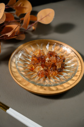 桌面上的盘子里的干爽的桃胶