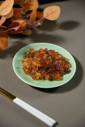 桌面上的盘子里的干爽的桃胶