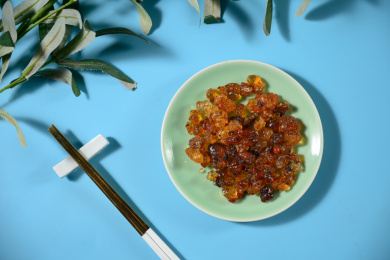 桌面上的盘子里的干爽的桃胶