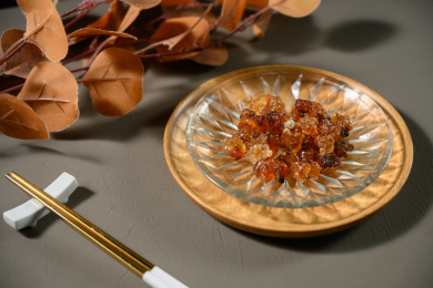 桌面上的盘子里的干爽的桃胶