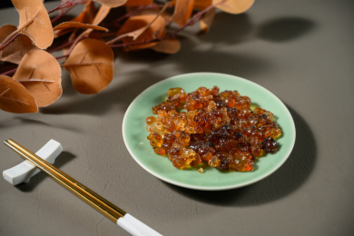 桌面上的盘子里的干爽的桃胶