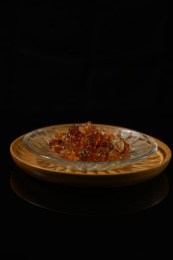 桌面上的盘子里的干爽的桃胶