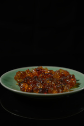 桌面上的盘子里的干爽的桃胶