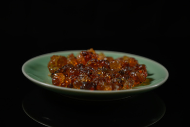 桌面上的盘子里的干爽的桃胶