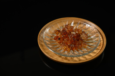 桌面上的盘子里的干爽的桃胶