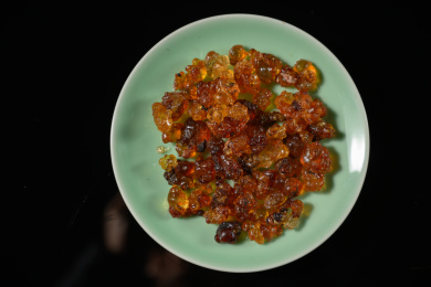 桌面上的盘子里的干爽的桃胶