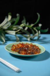 桌面上的盘子里的干爽的桃胶