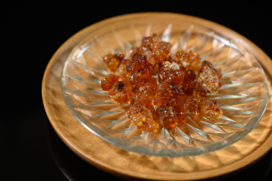 桌面上的盘子里的干爽的桃胶