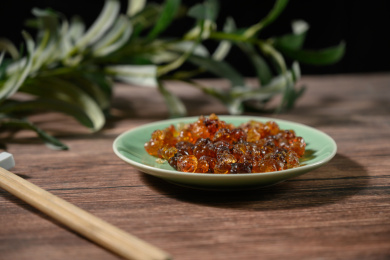 桌面上的盘子里的干爽的桃胶