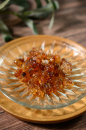 桌面上的盘子里的干爽的桃胶