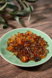 桌面上的盘子里的干爽的桃胶