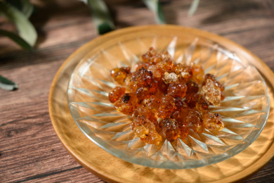 桌面上的盘子里的干爽的桃胶