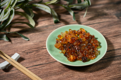 桌面上的盘子里的干爽的桃胶