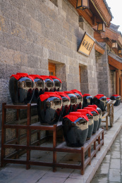 陈列在一起的酒坛子