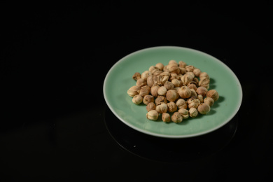 桌面上的盘子里的香气四溢的白豆蔻