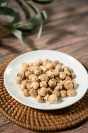 桌面上的盘子里的香气四溢的白豆蔻