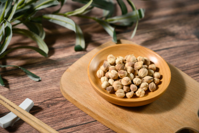 桌面上的盘子里的香气四溢的白豆蔻