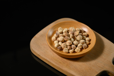 桌面上的盘子里的香气四溢的白豆蔻