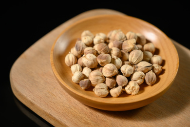 桌面上的盘子里的香气四溢的白豆蔻