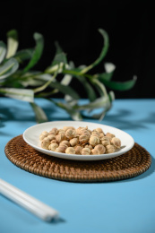 桌面上的盘子里的香气四溢的白豆蔻