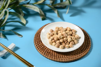 桌面上的盘子里的香气四溢的白豆蔻