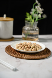 桌面上的盘子里的香气四溢的白豆蔻