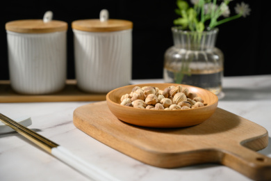 桌面上的盘子里的香气四溢的白豆蔻