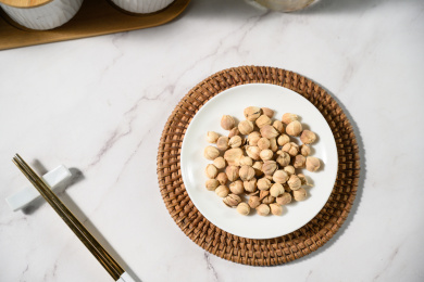 桌面上的盘子里的香气四溢的白豆蔻