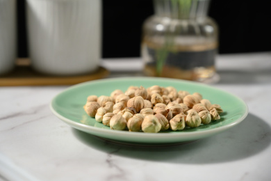 桌面上的盘子里的香气四溢的白豆蔻