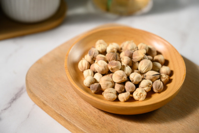 桌面上的盘子里的香气四溢的白豆蔻