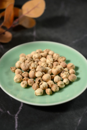 桌面上的盘子里的香气四溢的白豆蔻