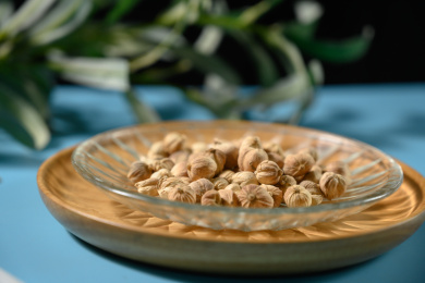 桌面上的盘子里的香气四溢的白豆蔻