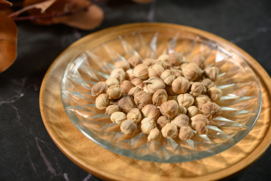 桌面上的盘子里的香气四溢的白豆蔻