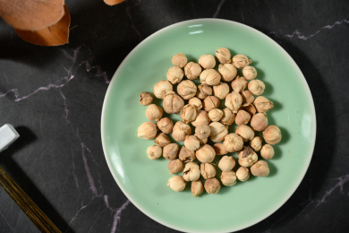 桌面上的盘子里的香气四溢的白豆蔻