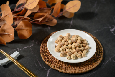 桌面上的盘子里的香气四溢的白豆蔻