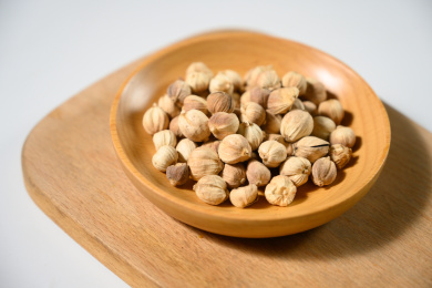 桌面上的盘子里的香气四溢的白豆蔻