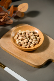 桌面上的盘子里的香气四溢的白豆蔻