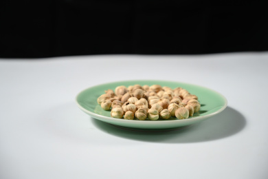 桌面上的盘子里的香气四溢的白豆蔻