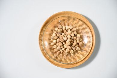 桌面上的盘子里的香气四溢的白豆蔻