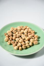 桌面上的盘子里的香气四溢的白豆蔻