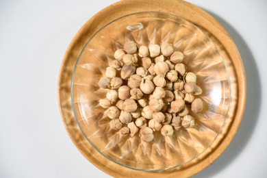 桌面上的盘子里的香气四溢的白豆蔻