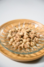 桌面上的盘子里的香气四溢的白豆蔻