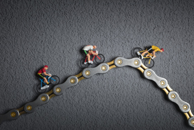 微缩创意在自行车链条上爬坡的公路车选手