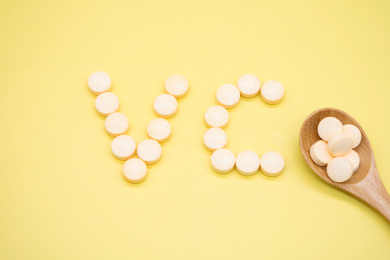 黄色背景营养维生素C咀嚼片