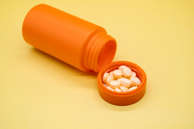 黄色背景营养补充剂钙片/ 维生素C咀嚼片