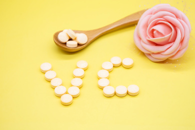 黄色背景营养维生素C咀嚼片